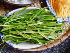 Tàu hủ cắt sợi ướp ti hạt niêm knorr tầm 10 phút cho thấm. Các loại rau củ từng loại ướp tí giấm và đường, mục đích cho rau củ diệu