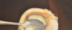 Chia đều phần rau câu nước cốt dừa này vào các quả dừa. Cất các trái dừa vào tủ lạnh vài tiếng cho rau câu đông lại và lạnh thì dùng.