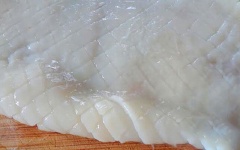 Mực làm sạch, rửa lại với nước, để ráo. Dùng dao khứa các đường nhỏ lên mực như trong hình.