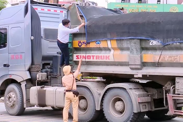 Xử lý nghiêm xe quá tải tại cửa ngõ phía Tây Hà Nội - Đài Phát thanh và truyền hình Hà Nội