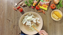 Khi hầm gân bò gần xong bạn chuẩn bị một chiếc chảo khác, cho vào 2 muỗng canh dầu ăn, khi dầu nóng thì cho 20gr đầu hành trắng và hết số hành tây vào xào. Khi hành tây chuyển trong và có mùi thơm thì cho cải chua và cà chua vào xào. Nêm 1/2 muỗng canh đường, 1/2 muỗng canh hạt nêm và xào cho đến khi các nguyên liệu thấm gia vị.