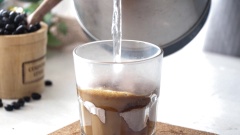 Cuối cùng là làm vỏ mochi cà phê. Pha 10gr bột cà phê sữa hòa tan với 160ml nước sôi. Chuẩn bị 1 chiếc tô sạch, cho vào đó 240gr bột nếp, 70gr đường trắng, 1 muỗng cà phê muối rồi trộn đều. Tiếp theo đổ phần nước cà phê vừa pha vào hỗn hợp bột rồi khuấy đều.