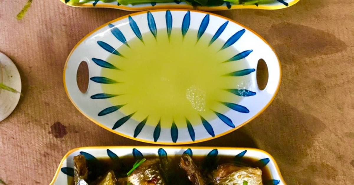 Cơm nhà đơn giản: cá đối kho hành ớt, rau muống luộc, nước luộc cho vào miếng chanh làm canh