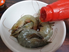 Rửa sạch tôm rồi lau khô, sau đó ướp xốt xí muội, xốt nêm Knorr, đường cùng ớt cắt nhỏ, lá chanh cắt sợi vào cho tôm thấm vị.