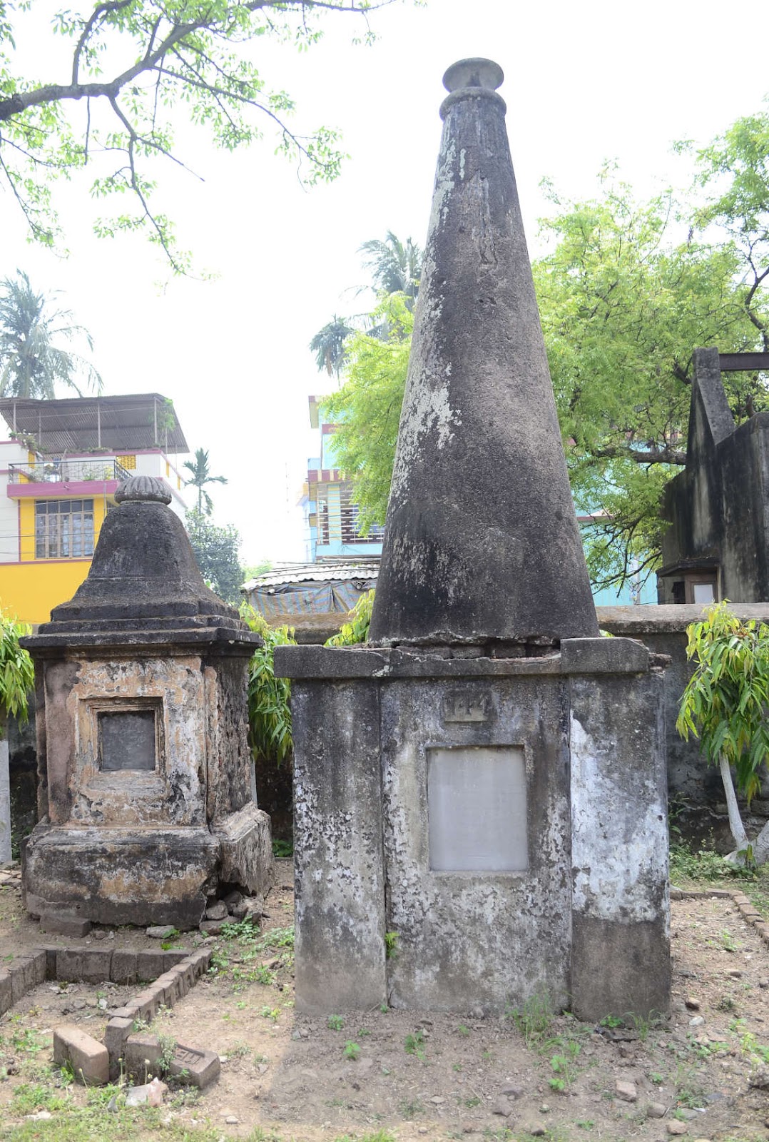 scandalous_The_Tomb_of_Charles_Cameron,_Dutch_Cemetery_in_Chinsurah.jpg