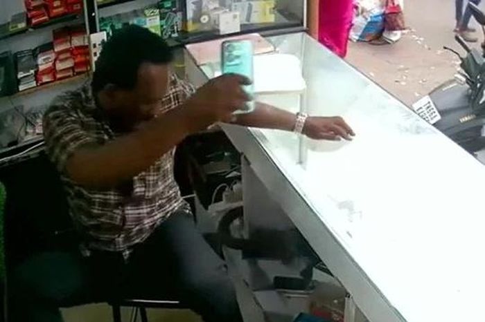 Rắn khổng lồ bò sát bên chân, người đàn ông hoảng loạn chạy thục mạng - Tạp chí Doanh Nghiệp Việt Nam