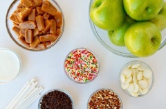 Chuẩn bị nguyên liệu, táo rửa sạch lau khô. Đầu tiên, bạn lấy một quả táo, dùng một cái que tre cắm vào giữa quả táo, bạn cắm luôn vào phần cuống quả táo ý nhé.