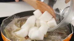 Sau đó, thêm nước đủ làm ngập cá rồi đun sôi, thêm rượu trắng, tiêu và muối vừa đủ. Nấu trong 20 phút. Thêm củ cải trắng vào nấu trong 15 phút hoặc cho đến khi củ cải mềm.