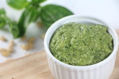 Cho sốt ra lọ thủy tinh, đậy kín nắp để bảo quản trong ngăn mát tủ lạnh. Sốt Pesto có thể được dùng để phết lên bánh mì sandwich, trộn salad hoặc có thể dùng chấm kèm với những món khai vị đều rất ngon miệng và tốt cho sức khỏe.