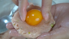 Với định lượng này bạn có thể làm 5 viên gà bọc trứng muối, 5 viên gà bọc trứng cút và 5 viên gà bọc cả trứng muối và trứng cút.