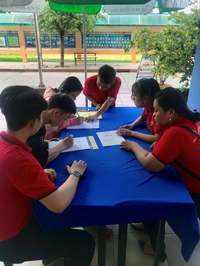 Nhiều thí sinh lựa chọn xét học bạ để tăng thêm cơ hội vào đại học. 