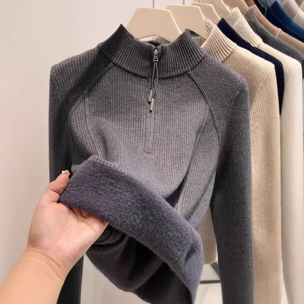 Women's knitted sweater with zipper and lining