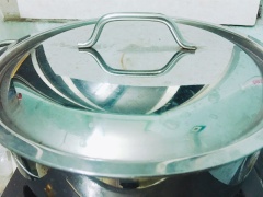 Sau khi tỏi chuyển sang màu vàng và thơm, hãy nhanh chóng cho chem chép vào nồi, kế đến cho đường và đậy nắp trong khoảng 2-3 phút tùy vào lượng chem chép. Chúng rất nhanh chín, khi chín 2 phần vỏ sẽ mở ra. Món ăn này không dùng nhiều gia vị trong chế biến để giữ hương vị tự nhiên của chem chép.