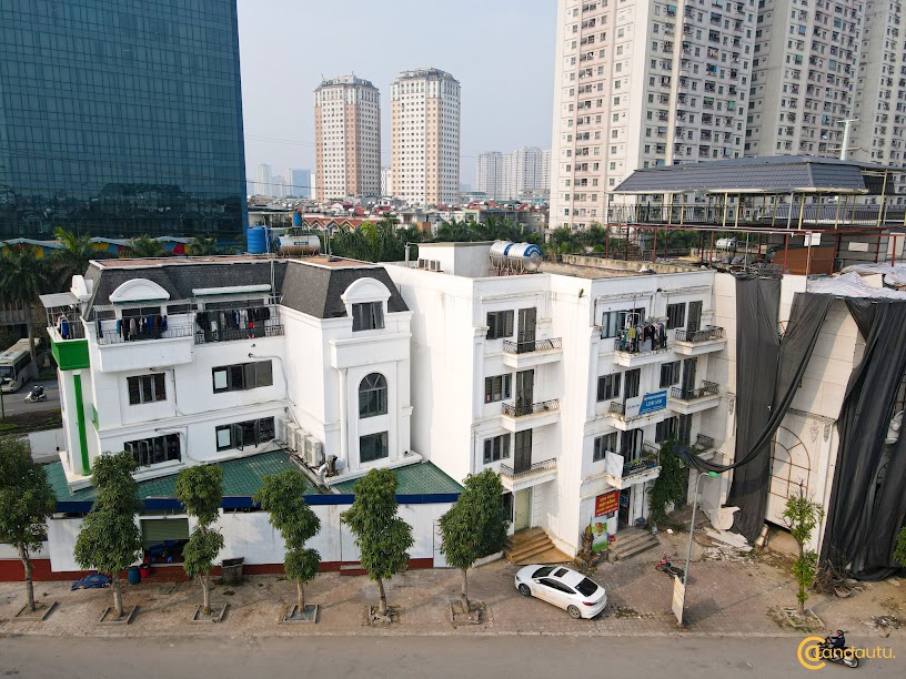 <p>Dự án Newhouse Xa La Hà Đông có tất cả 5 Lô biệt thự BT1 - BT6.</p>
<ul>
<li>Mẫu nhà BT1 - BT4: Diện tích xây dựng tầng 1 là 182m2, cao 3.6m; diện tích xây dựng tầng hầm là 175.5m2, cao 3.6m; tổng diện tích sàn 691m2 (không kể tầng hầm), cao 1,37m; tổng số tầng là 4 tầng và 1 tầng hầm.</li>
<li>Mẫu nhà BT2: Diện tích xây dựng tầng 1 là 79,9m2, cao tầng 1 là 3.6m; tổng diện tích sàn 319.6m, cao 14.4m; số tầng là 4 tầng.</li>
<li>Mẫu nhà BT3: Diện tích xây dựng tầng 1 là 70.4m2, cao tầng 1 là 3.6m; tổng diện tích sàn là 281.6m, cao 14.4m; số tầng là 4 tầng.</li>
<li>Mẫu nhà BT5: Diện tích xây dựng tầng 1 là 132.7m2, cao tầng 1 là 3.6m; tổng diện tích sàn là 462.7m, cao 15.5m; số tầng là 4 tầng.</li>
<li>Mẫu nhà BT6: Diện tích xây dựng tầng 1 là 63m2, cao tầng 1 là 3.6m; tổng diện tích sàn là 236m, cao 14.4m; số tầng là 4 tầng</li>
</ul>