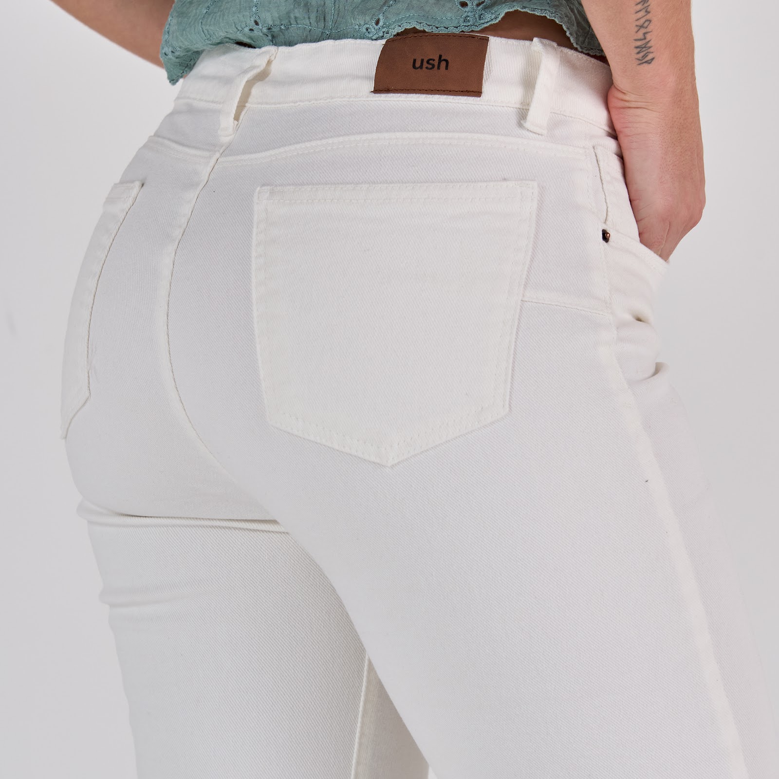 Jean dama straight tiro medio licrado, color Ivory - Vista 6