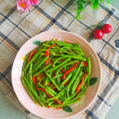 Chỉ cần thích tắc là bạn sẽ có ngay món Rau muống xào ớt giòn mát, cay cay, béo thơm giúp bổ sung chất sơ và vitamin cho bữa cơm gia đình rồi nhé! Nếu thích ăn tỏi thì bạn có thể tăng lượng tỏi lên và tiến hành đập dập thay vì phải băm nhỏ.