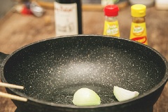 Làm nóng chảo, cho hành tây vào đảo đều.