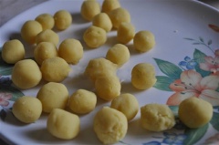 Tiếp đến, trộn đều đậu xanh với 100g đường, cho lại vào nồi, đun lửa nhỏ khoảng 2 phút cho đậu được khô rồi vo đậu thành từng viên nhỏ như hình bên.