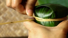 Cách gói chả lụa chay bằng lá chuối: Rửa sạch lá chuối, trụng qua nước sôi để tạo độ dai, sau đó lau khô lá chuối. Xếp nhiều lớp lá chuối ra mặt phẳng, đặt cuộn chả (đã cắt bỏ túi ni-lon) vào giữa rồi gói lại. Dùng dây lạt buộc chặt đòn chả.