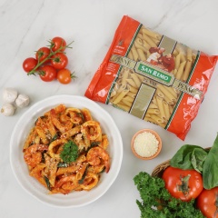 Thành phẩm: Mì penne vừa chín tới, mềm những vẫn giữ được độ dai đặc trưng kết hợp với sốt cà chua và hải sản là một gợi ý tuyệt vời cho bữa tối cuối tuần của cả gia đình.