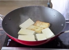 Dùng khăn hoặc giấy thấm khô đậu phụ rồi cắt miếng dài dày tầm 1cm. Làm nóng chảo cùng 3 muỗng canh dầu ăn rồi cho đậu vào chiên, các bạn chú ý chỉ chiên cho đậu vàng non cả 2 mặt, không nên để chín già đến khi sốt đậu sẽ bị dai.