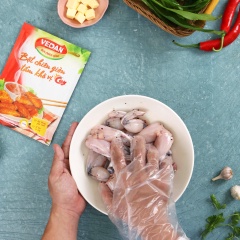 Ướp 500gr thịt đùi ếch với 1/2 muỗng canh hạt nêm, 1/2 muỗng canh tiêu, 1 muỗng canh mật ong trong 10 phút để thịt ếch ngấm gia vị.