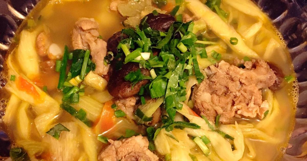 Canh sườn chua nấu dọc mùng