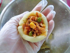 Lấy 1 ít khoai tây vo tròn, nén cho dẹp lại rồi cho ít nhân vào giữa, nhẹ nhàng vo tròn tạo hình quả lê.