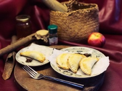 Bánh apple pie nướng chín vàng, giòn rụm và thơm phưng phức mùi bơ cùng táo. Cắn một miếng, vị táo chua chua ngọt ngọt thanh thanh quyện cùng hương quế, kết hợp với sự giòn rụm của bánh mì tạo nên một món ăn tuyệt vời. Tin chắc rằng, sẽ không ai quên được món bánh apple pie này khi lần đầu thưởng thức.