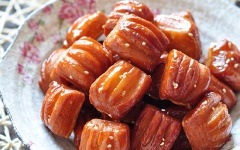 Cho món bánh ra đĩa, rắc mè trắng lên là món bánh đã hoàn thành. Thưởng thức xem mùi vị của bánh như thế nào nhé!