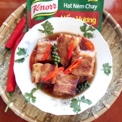 Trình bày ra đĩa và thưởng thức với cơm nóng và rau sống thôi nào!