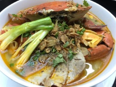 Múc bánh canh cua ra tô, thêm hành lá, ngò rí lên trên, rắc ít tiêu xay và hành phi. Món bánh canh cua ăn kèm nước mắm mặn cay thơm thật ngon hết sẩy.