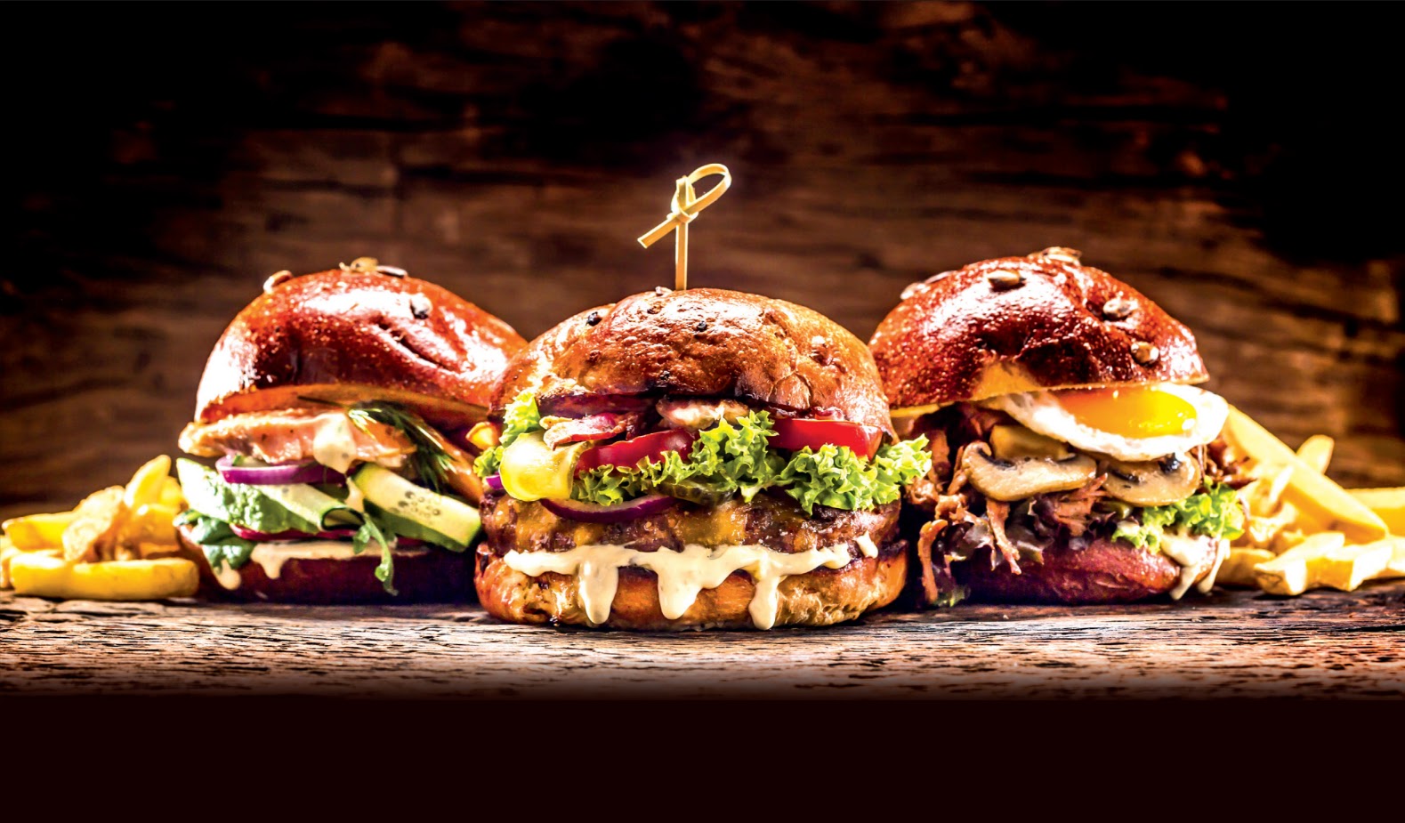 Cheeseburger com fritas e bebida sobre balcão de fast food
