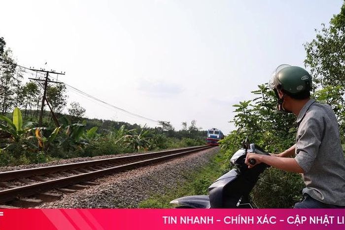 Lối đi tự phát 'vây' đường sắt ở Phúc Trạch - Báo Hà Tĩnh