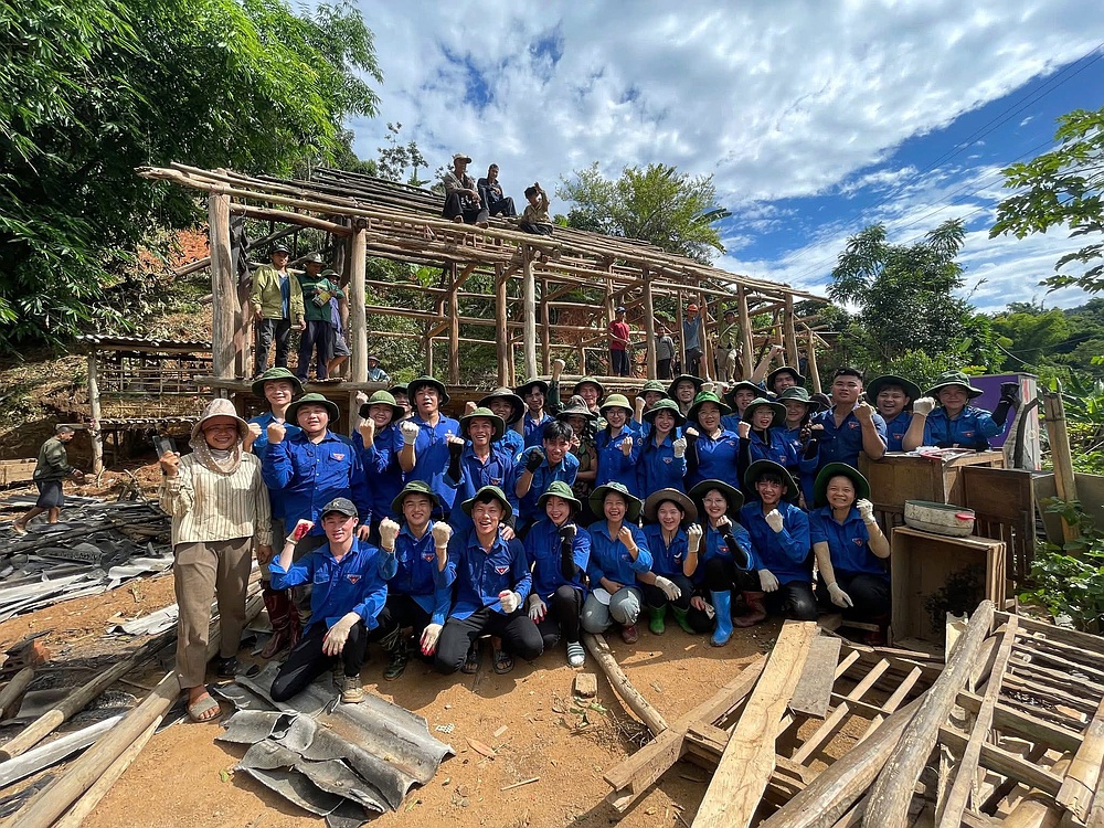 Tuổi trẻ Trường Đại học Tây Bắc phát huy tinh thần tình nguyện, xung kích vì cộng đồng, tham gia hỗ trợ khắc phục hậu quả mưa lũ