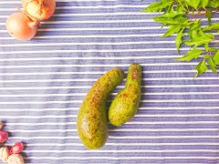 Bơ, tỏi, rau thơm, nước chanh tươi, tiêu và muối vừa ăn. Vừa xay vừa đổ dầu olive chầm chậm vào cho đến hết, tạo thành hỗn hợp đồng nhất.