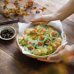 Bày trí bí ngòi chiên ra đĩa và dùng nóng với cơm. Bí ngòi chiên thơm ngon có thể chấm cùng nước tương chua cay tùy thích. Đây là món ăn giàu dinh dưỡng thích hợp làm món ăn chính trong bữa cơm gia đình bạn.