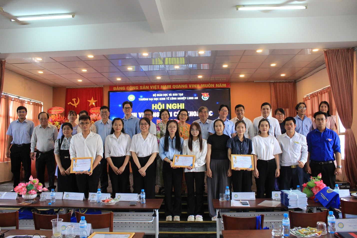 Các nhóm đạt giải chụp ảnh lưu niệm cùng quý thầy cô