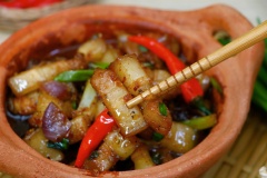 Dọn thịt ba chỉ cháy cạnh ra ăn cùng với cơm trắng, thêm 1 ít rau luộc sẽ ngon và bắt vị vô cùng. Bữa cơm nhà bạn sẽ hết veo nhanh chóng lúc nào không hay cho mà xem.