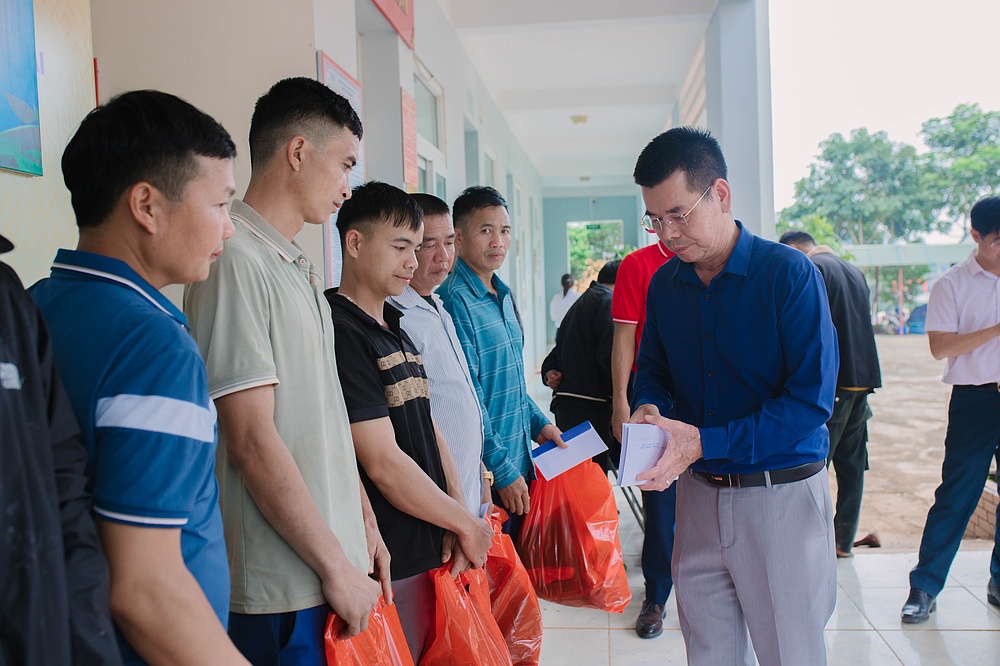 Trường Đại học Tây Bắc trao quà ủng hộ nhân dân xã Huổi Một, tỉnh Sơn La khắc phục thiệt hại sau mưa lũ