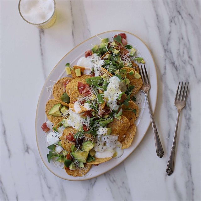 Salad Bơ Thịt Xông Khói Với Snack Khoai Tây