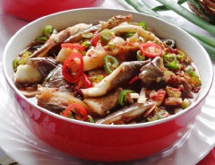Cho salad cà tím cay ra tô, trang trí những lát ớt xanh đỏ và hành lá cắt nhỏ.