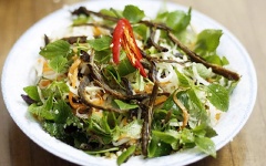 Sau đó ra sống ăn kèm rửa sạch cho tiếp vào, cũng trộn đều. Cuối cùng bày ra đĩa, thêm ớt trái và thưởng thức!