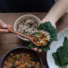 Một nồi súp ốc bươu nấu rau củ nóng hổi sẵn sàng chinh phục cái lạnh của những ngày đầu đông, giúp bữa ăn gia đình quây quần thêm ấm cúng. Bạn có thể chuẩn bị thêm ít rau luộc, cơm trộn để ăn kèm sẽ ngon hơn nhé!