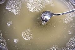 Ngâm bột gelatin trong nước độ 10 phút cho ngấm, cho thêm nước rồi đặt lên bếp đun sôi, lượng nước hòa với bột gelatin độ 6 ly là vừa. Có thể cho thêm đường ở bước này nếu thích ăn ngọt.