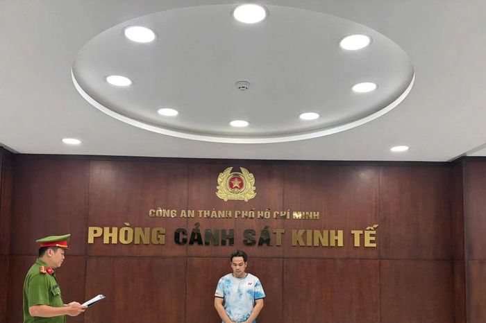 Thu giữ 1.412 đôi giày giả nhãn hiệu nổi tiếng, chủ tiệm K.W Sneaker bị khởi tố - Báo VietnamPlus