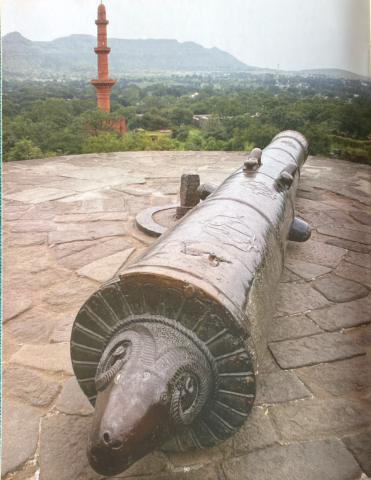 Historical profile of Daulatabad Fort fortifications