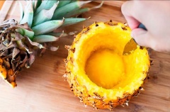 Dùng dao nhẹ nhàng khoét rỗng trái thơm. Không nên chọn những loại quả chín quá vì bên trong có thể bị ủng, khó thao tác, chất lượng không đảm bảo.