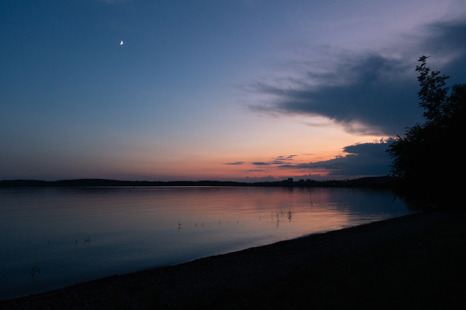 Soumrak nad hladinou Rozkoše s měsícem