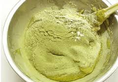 Tiếp theo, rây qua bột mì, muối, bột matcha cho mịn, rây trực tiếp vào hỗn hợp trên step 1, trộn đều.